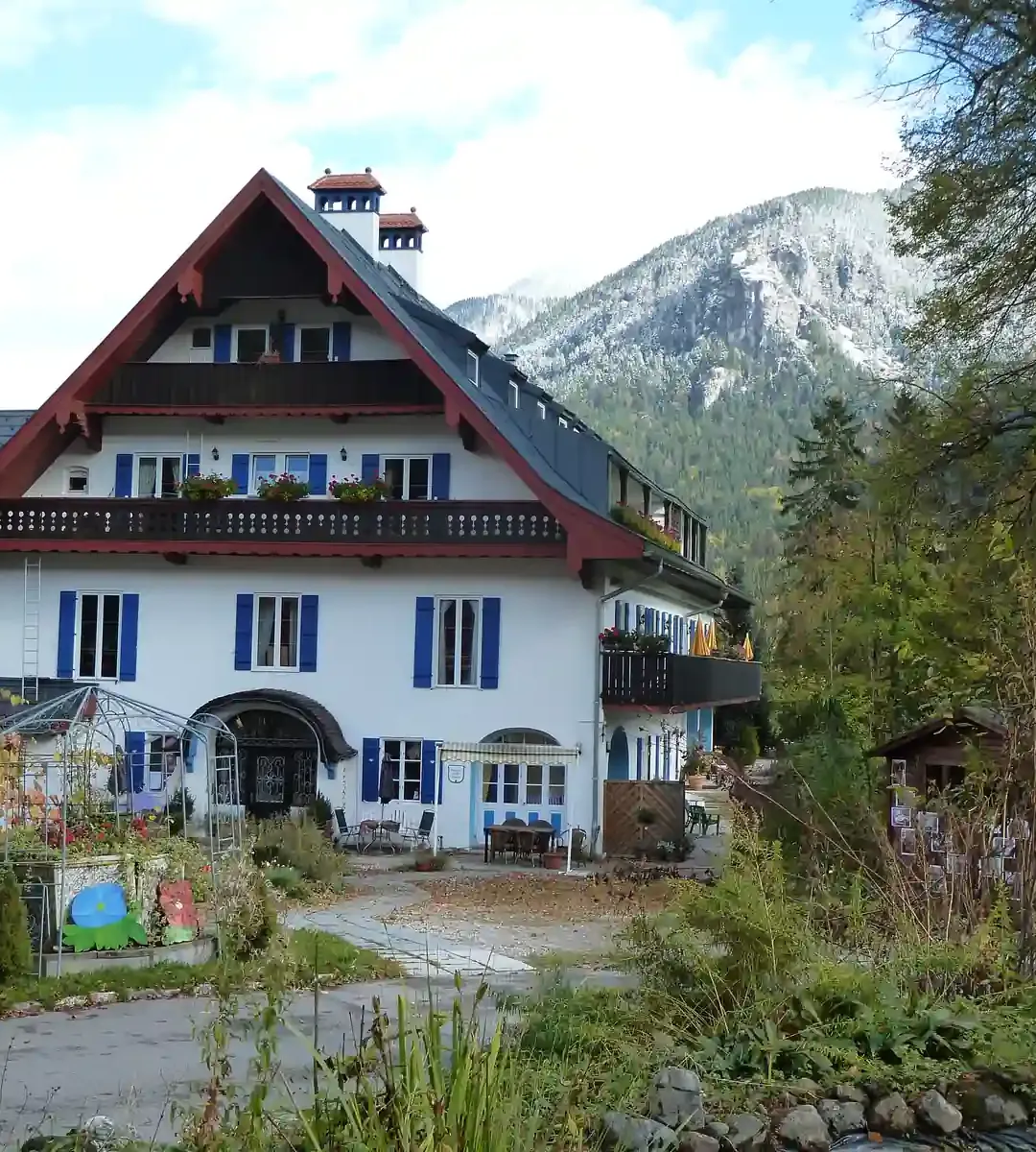 Villa Bruneck vor dem Alpenpanorama am Tegernsee