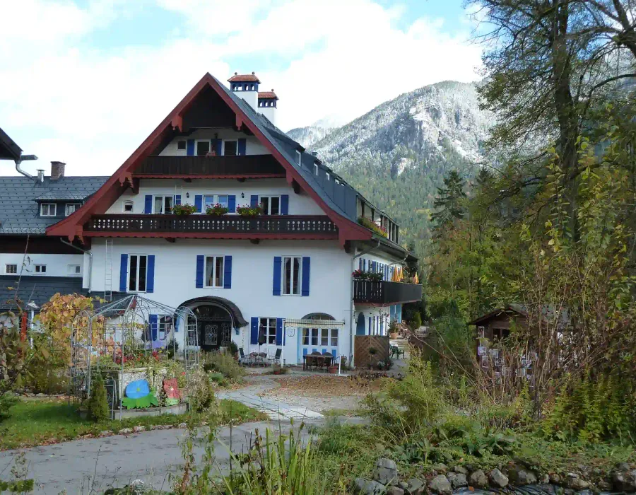 Villa Bruneck vor dem Alpenpanorama am Tegernsee