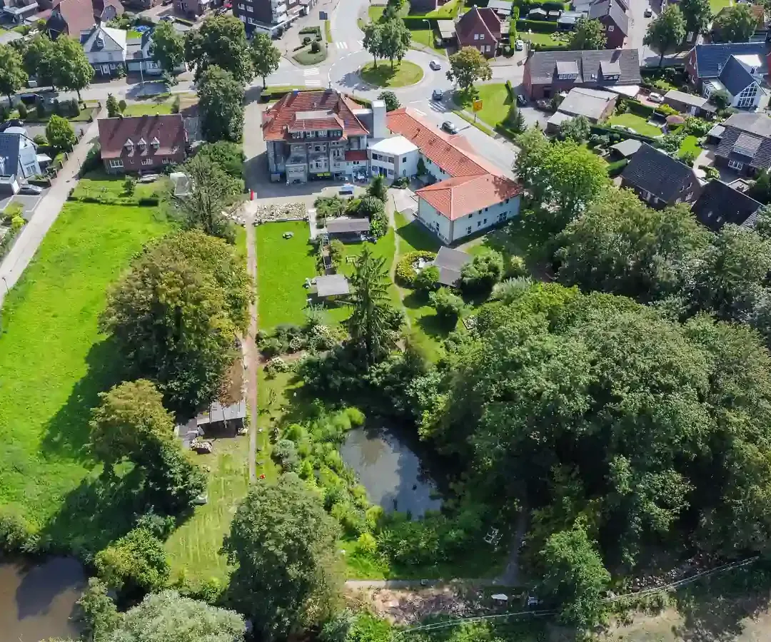 Haus an der Berkel mit Parkanlage aus der Luft