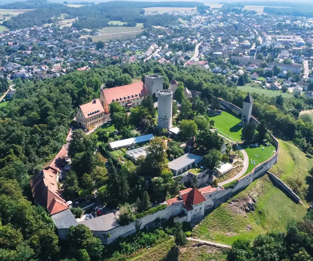 Luftaufnahme der Kaiser- und Herzogsburg in Burglengenfeld