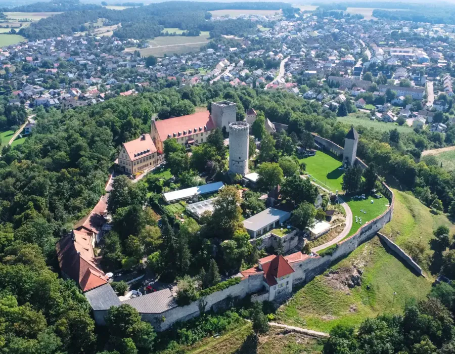 Luftaufnahme der historischen Kaiser- und Herzogsburg in Burglengenfeld