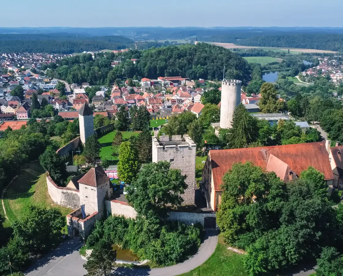 Die Kaiser- und Herzogsburg in Burglengenfeld aus der Luft