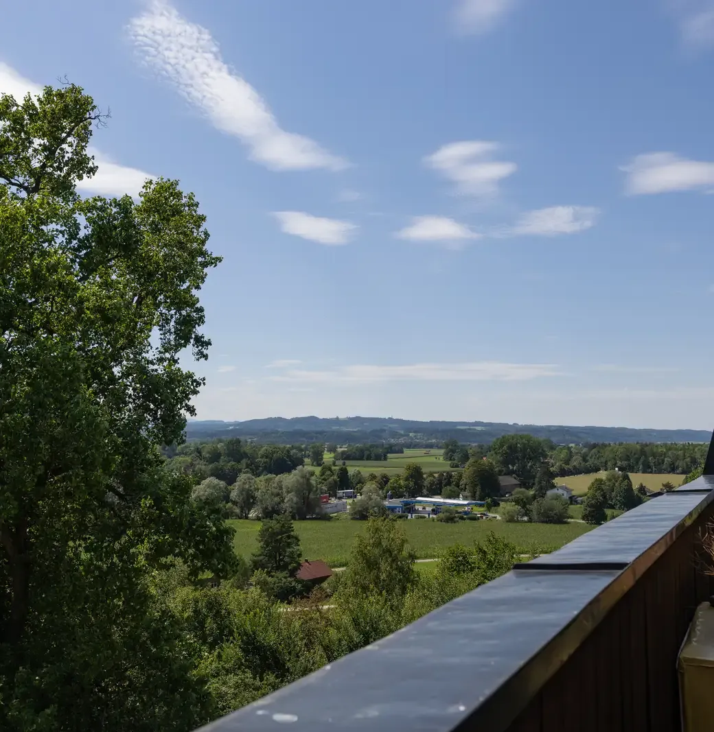 Blick von der Terrasse der Seniorenresidenz Ghersburg über das Mangfalltal