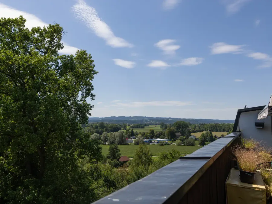 Blick von der Terrasse der Seniorenresidenz Ghersburg über das Mangfalltal