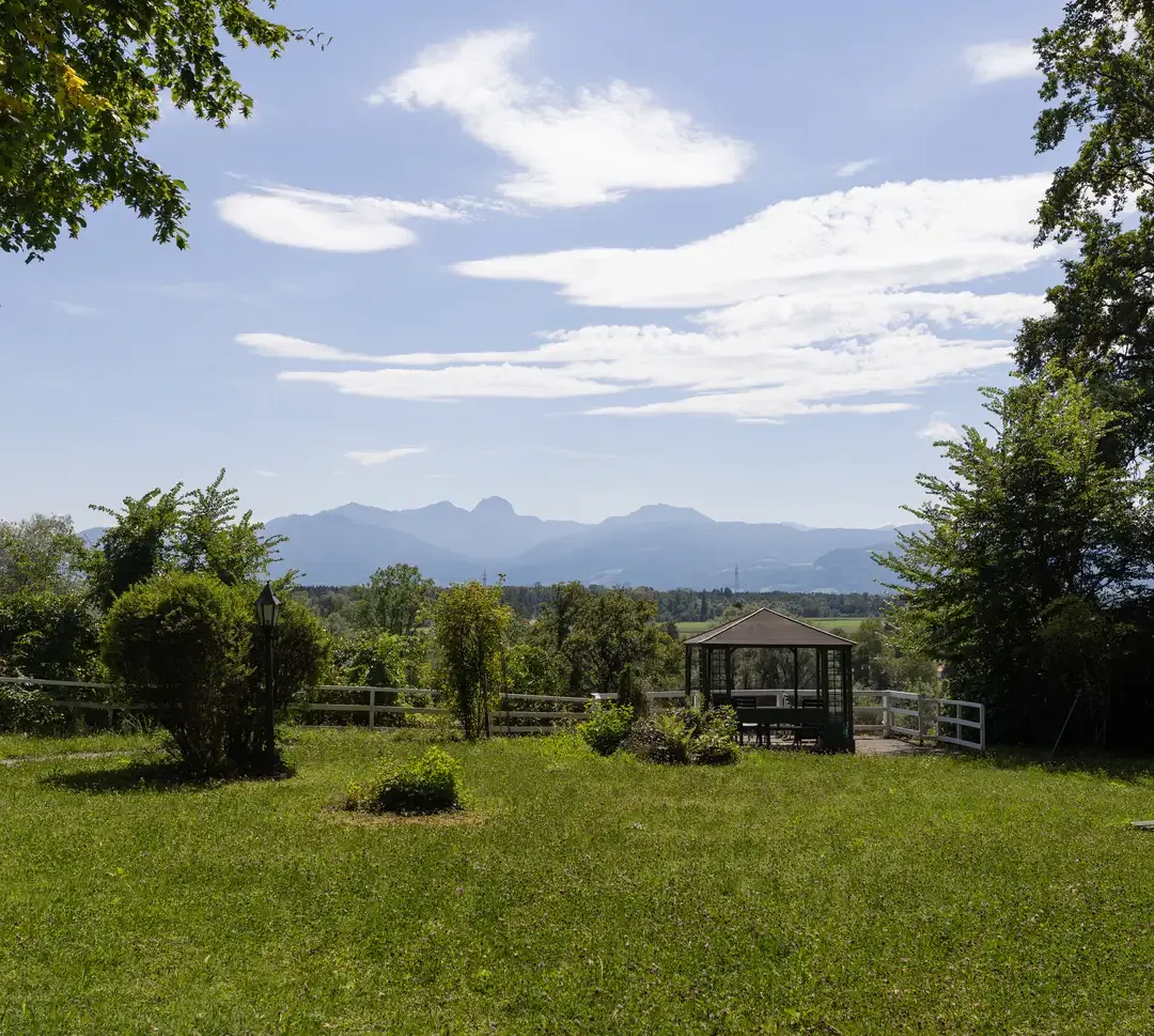 Garten der Seniorenresidenz Ghersburg mit Blick auf die Alpen
