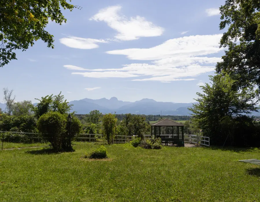 Garten der Seniorenresidenz Ghersburg mit Blick auf die Berge
