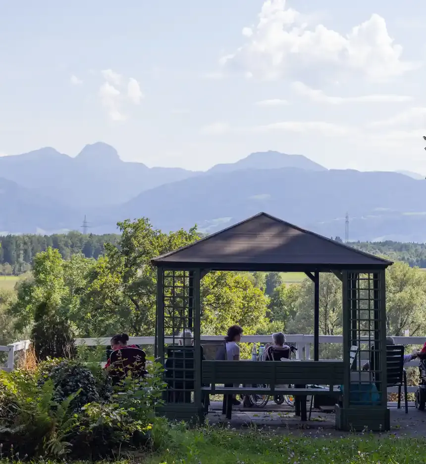 Pavillon im Park der Seniorenresidenz Ghersburg mit Alpenblick