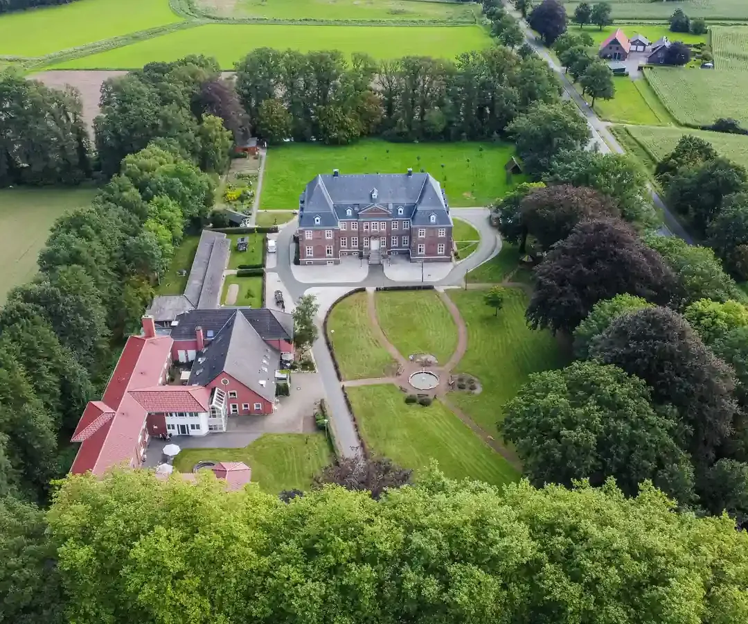 Haus Tenking mit Parkanlage aus der Luft
