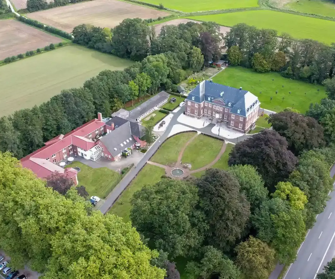 Luftaufnahme des Barock-Wasserschlosses Haus Tenking mit Parkanlage