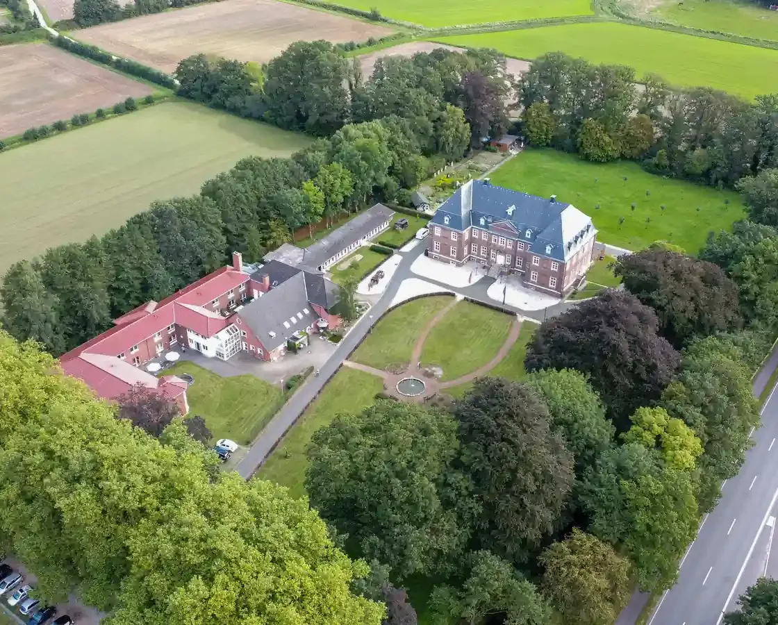 Barock-Wasserschloss Haus Tenking aus der Luft