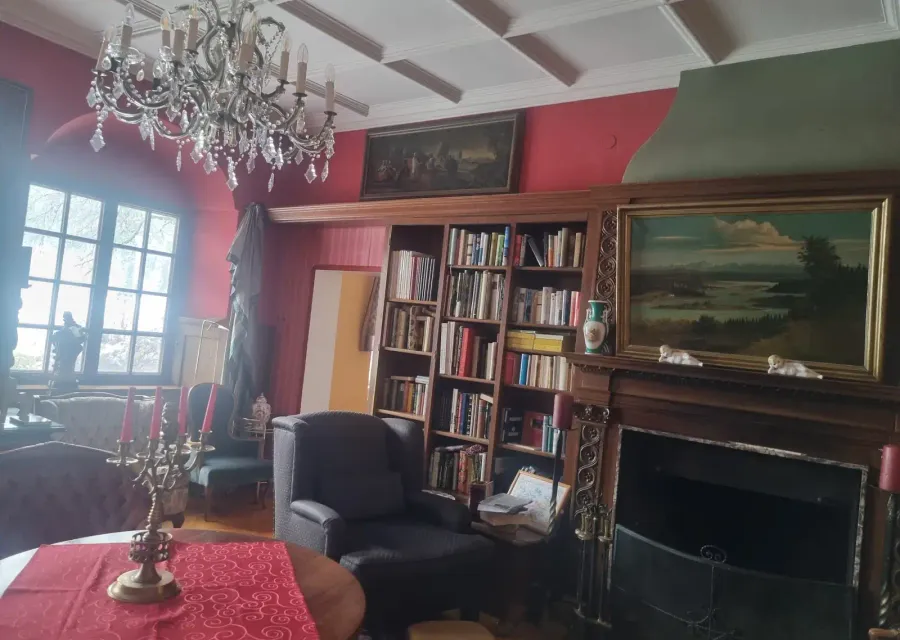 Bibliothek mit Kamin in der Villa Bruneck