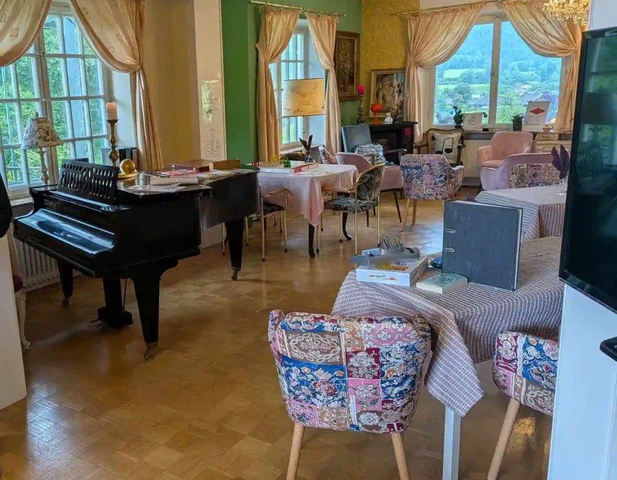 Musiksalon mit Flügel in der Tagespflege Kreuth