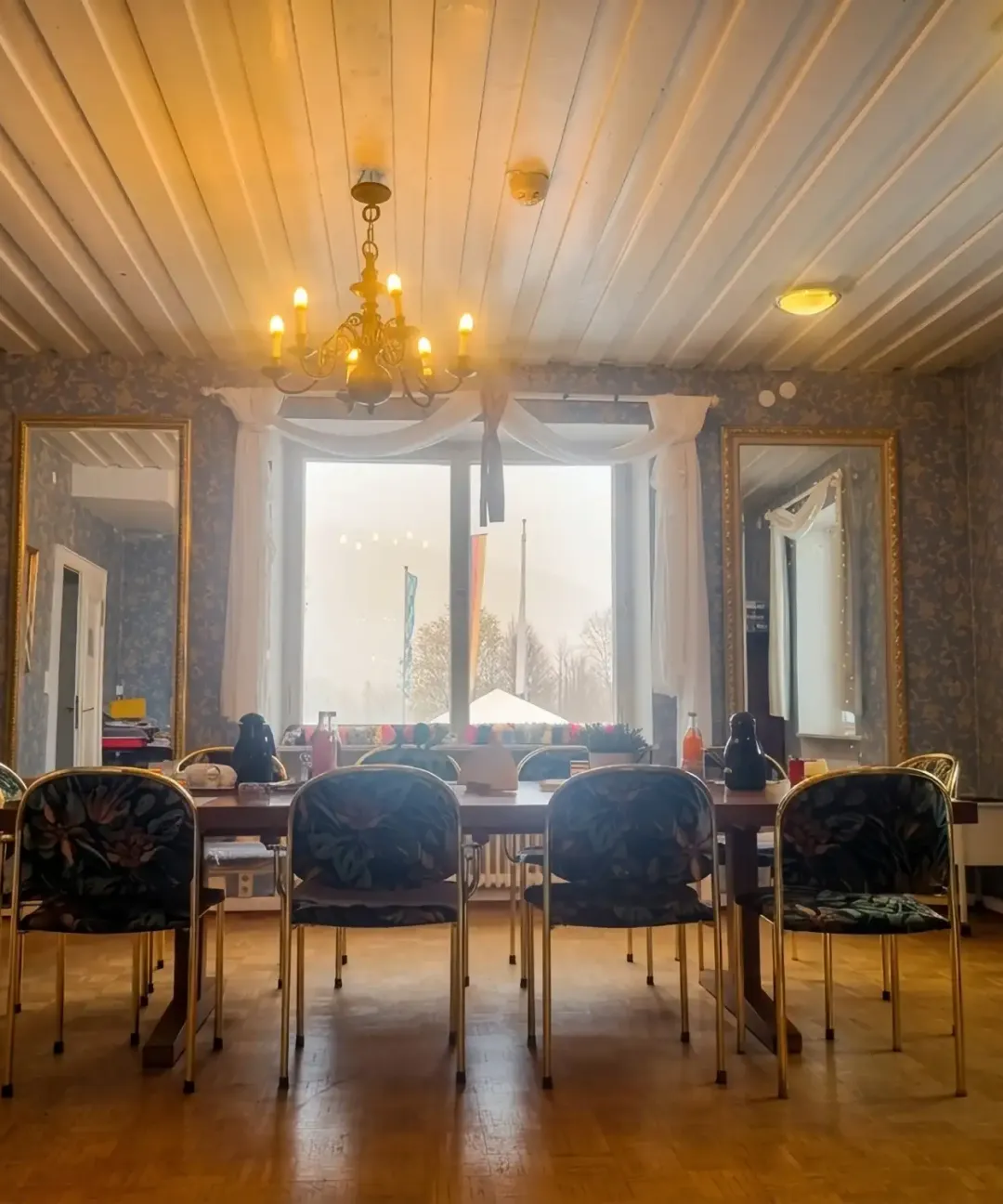 Speisesaal mit Kronleuchter in der Tagespflege Kreuth